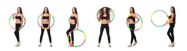 Una ragazza in tuta sportiva con hula hoop isolato su bianco — Foto Stock