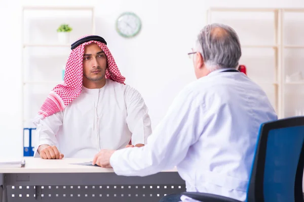 Giovane arabo maschio in visita esperto medico maschio — Foto Stock