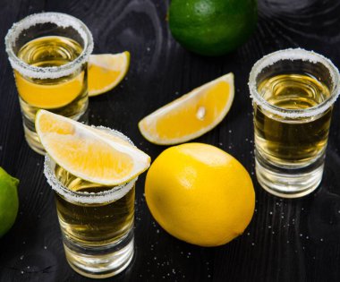 Limonlu ve tuzlu bardakta servis edilen tekila içeceği.