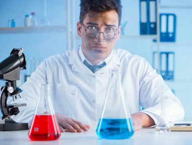 Laboratuvarda çalışan çılgın bir kimyager.