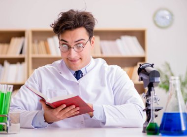 Çılgın bilim adamı bir laboratuarda deneyler yapıyor.