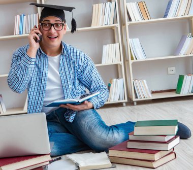 Genç öğrenci kitaplarla çalışıyor.