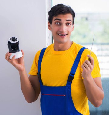 Müteahhit ofise güvenlik kamerası yerleştiriyor.