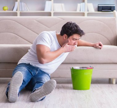 Midesi bulanan ve kusan bir adam.