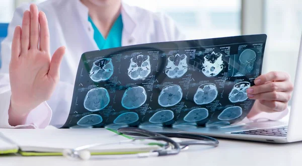 The doctor examining mri image in hospital — Stock Photo, Image