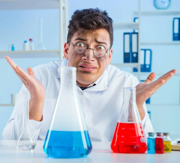 O químico louco engraçado que trabalha em um laboratório — Fotografia de Stock