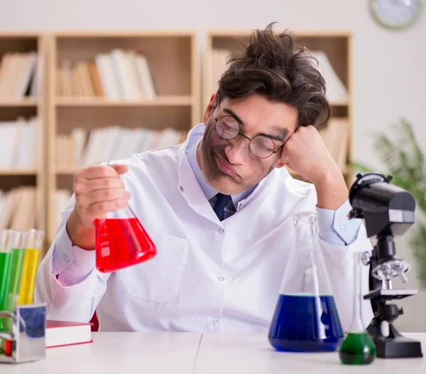 Τρελός τρελός επιστήμονας γιατρός κάνει πειράματα σε ένα εργαστήριο — Φωτογραφία Αρχείου