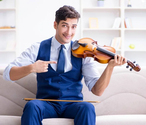 Joven músico practicando el violín en casa — Foto de Stock