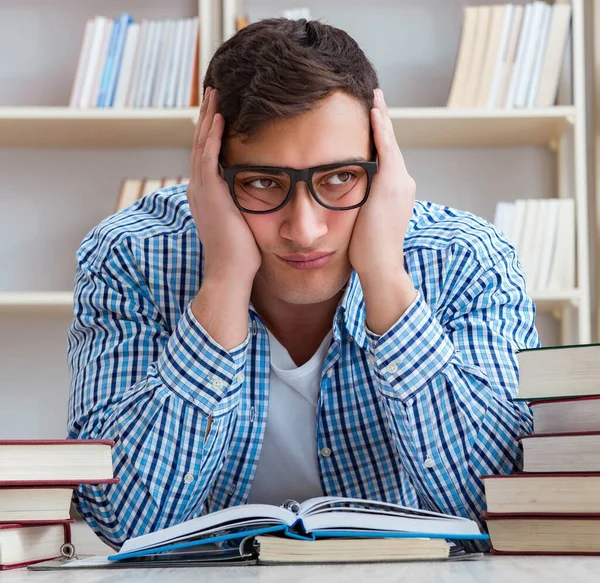 Jovem estudante estudando com livros — Fotografia de Stock