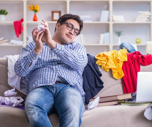 汚い部屋で勉強してる若い男 — ストック写真