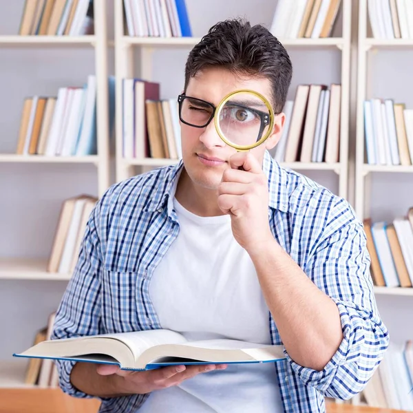 Mladý student s knihami připravenými na zkoušky — Stock fotografie