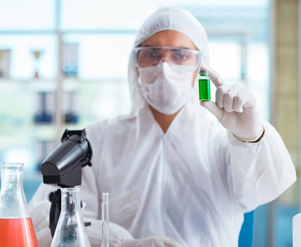 Химические испытания в лабораторном экстракте конопли для медицинских p — стоковое фото