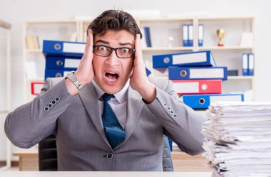 İşadamı evrak işleriyle meşgul.