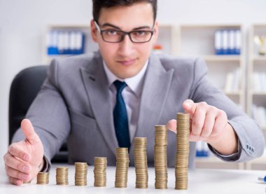 Ticari büyüme kavramında altın sikkeleri olan bir işadamı