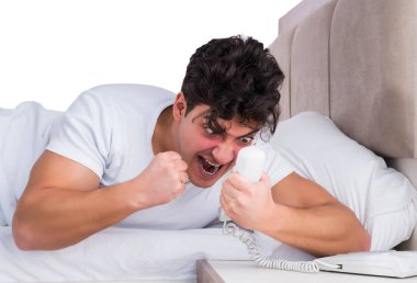 Yatakta uykusuzluk çeken bir adam.