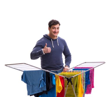 Çamaşır yıkayan koca beyaz tenli.