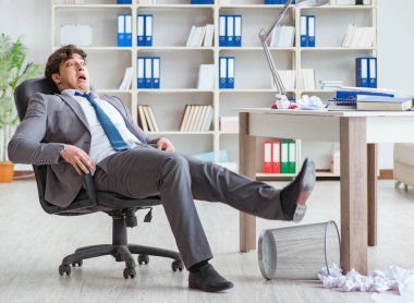 İş adamı işte ara verirken eğleniyor.