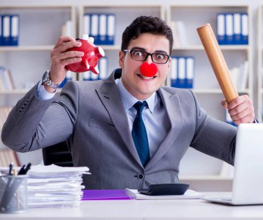 Beyzbol sopası ve kumbaralı palyaço işadamı.