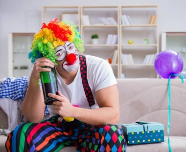 Sarhoş palyaço evde parti veriyor.