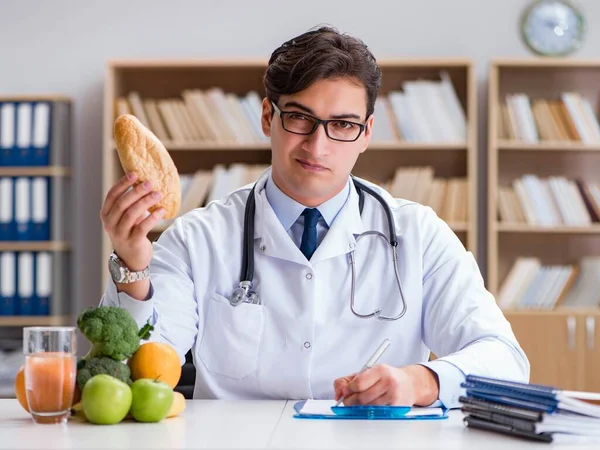 Cientista estudando nutrição em vários alimentos — Fotografia de Stock