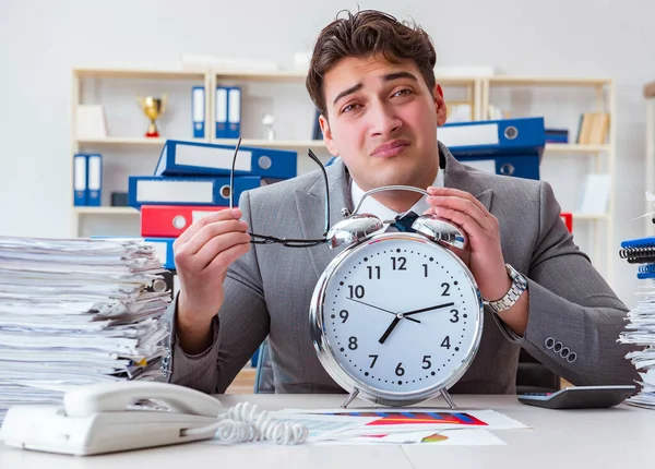 İş adamı aşırı çalışma nedeniyle teslim tarihini kaçırıyor