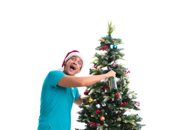 Jeune homme décorant arbre de Noël isolé sur blanc — Photo
