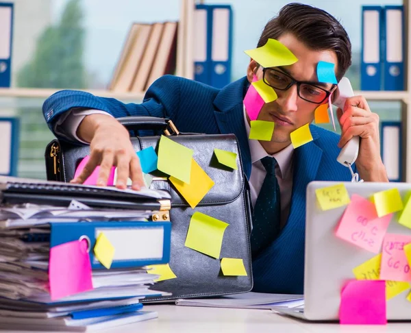 Geschäftsmann mit Erinnerungsnotizen im Multitasking-Konzept — Stockfoto