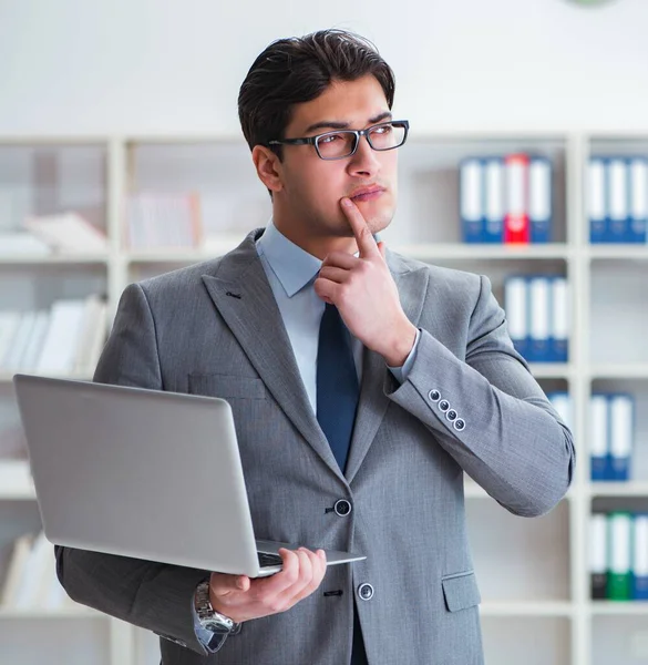 Affärsmannen med laptop på kontoret — Stockfoto