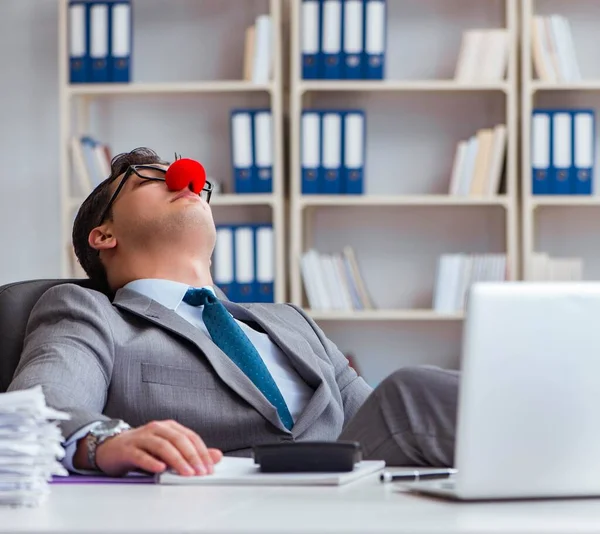 Clown affärsman trött sömnig på kontoret — Stockfoto