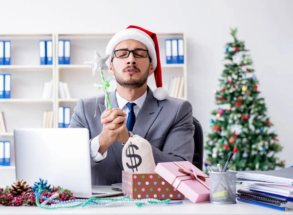 Jovem empresário comemorando o Natal no escritório — Fotografia de Stock