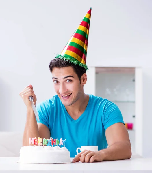 Joven celebrando cumpleaños solo en casa —  Fotos de Stock