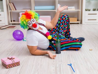 Sarhoş palyaço evde parti veriyor.