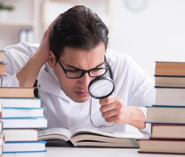 Tıp öğrencisi üniversite sınavlarına hazırlanıyor.