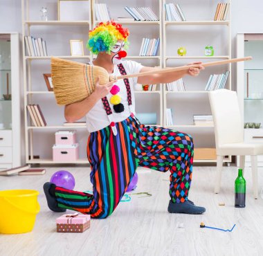 Komik palyaço evde temizlik yapıyor.