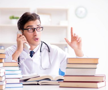 Tıp öğrencisi üniversite sınavlarına hazırlanıyor.