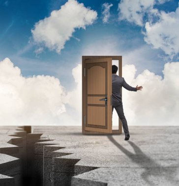 Kapılarla ışınlanma konseptinde iş adamı