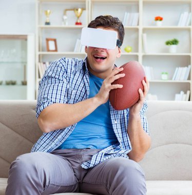 Sanal gerçeklik gözlüğü takan adam Amerikan futbolunu izliyor.