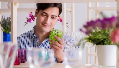 Genç yakışıklı adam dükkandan alışveriş yapıyor.