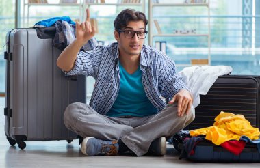 Genç adam tatil için hazırlanıyor.