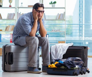 Genç adam tatil için hazırlanıyor.