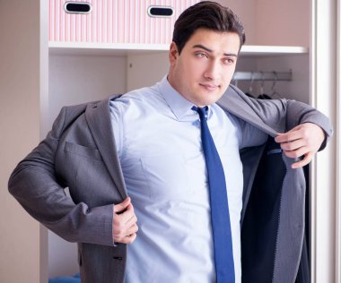 Genç işadamı iş için giyiniyor.