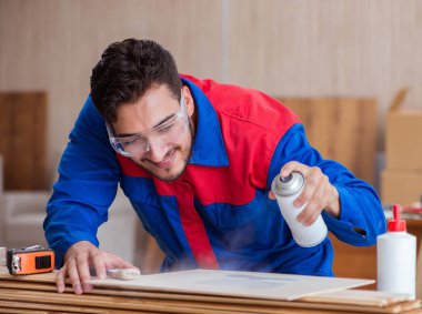 Tamirci, boyayla uğraşan marangoz.