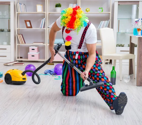 Palhaço engraçado fazendo limpeza em casa — Fotografia de Stock