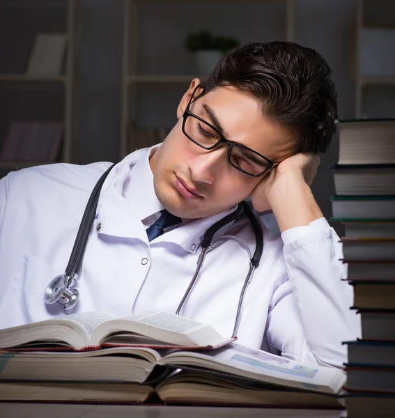 Étudiant en médecine se préparant aux examens universitaires la nuit — Photo