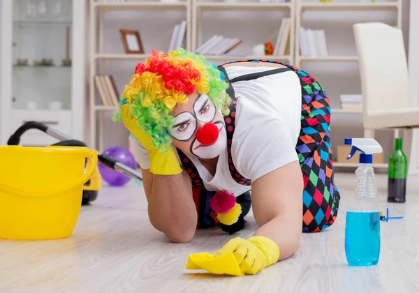 Payaso divertido haciendo limpieza en casa —  Fotos de Stock