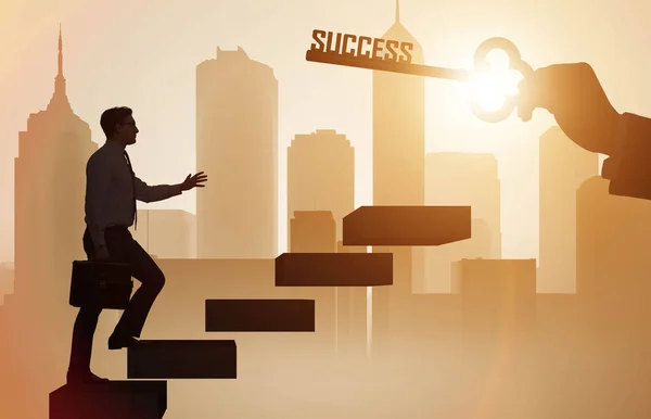 Empresário subindo a carreira escada do sucesso — Fotografia de Stock