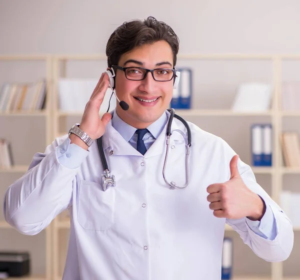 Ung man läkare i medicinska begrepp — Stockfoto