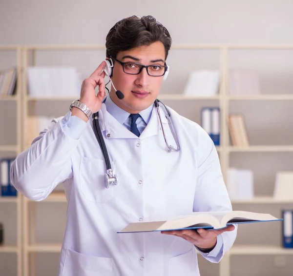 Joven doctor en concepto médico — Foto de Stock