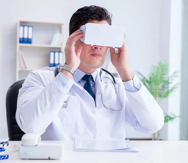 Joven médico con auriculares de realidad virtual vr trabajando en el offi —  Fotos de Stock