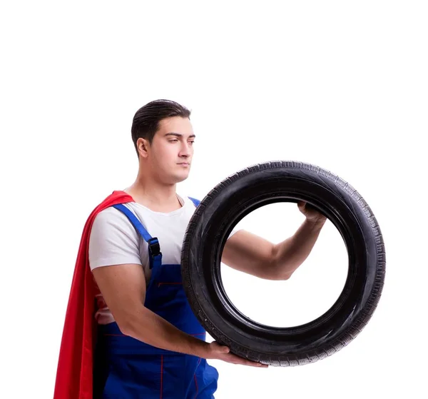 Superhéroe hombre con neumático aislado fondo blanco — Foto de Stock